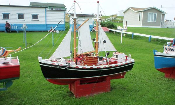 673: A model boat on Lawrence Barry's front lawn in St. Bride's. (2004)